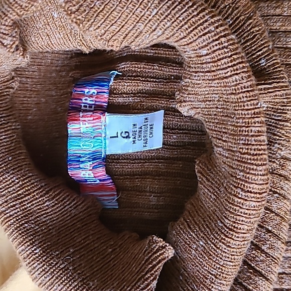 Sleeveless Turtleneck Top - Picture 2 of 3